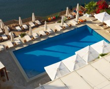 Pool_and_sea_view